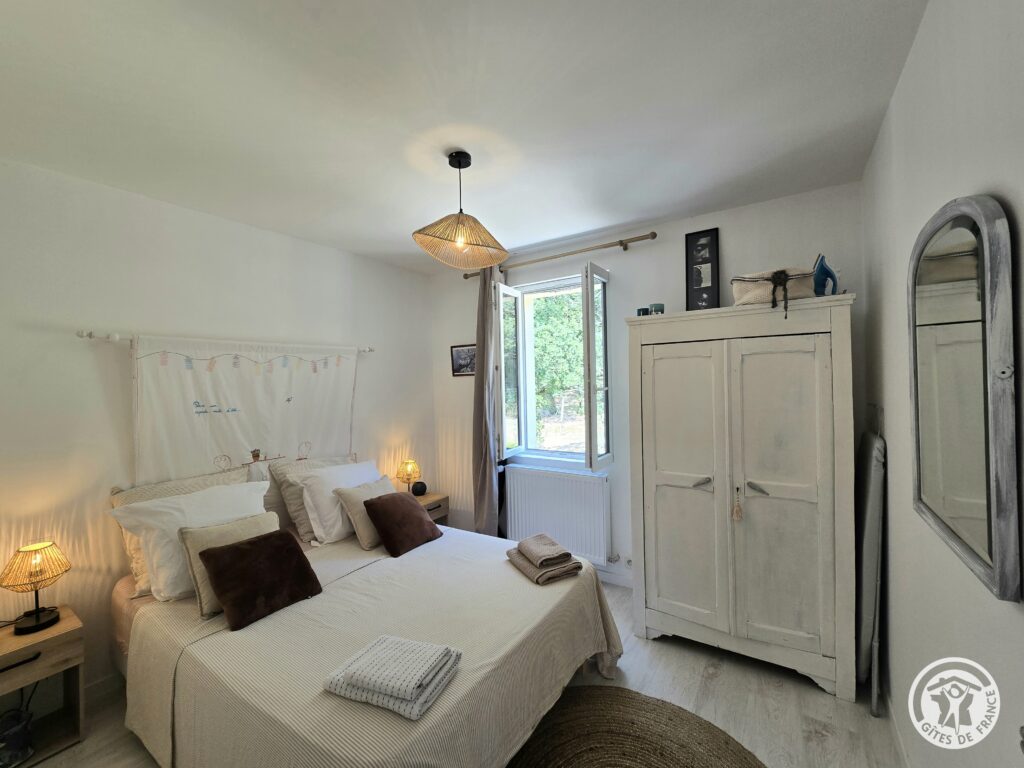 Chambre Souffle du gîte Le Petit Lac en Périgord Pourpre avec lit double et décoration textile artisanale