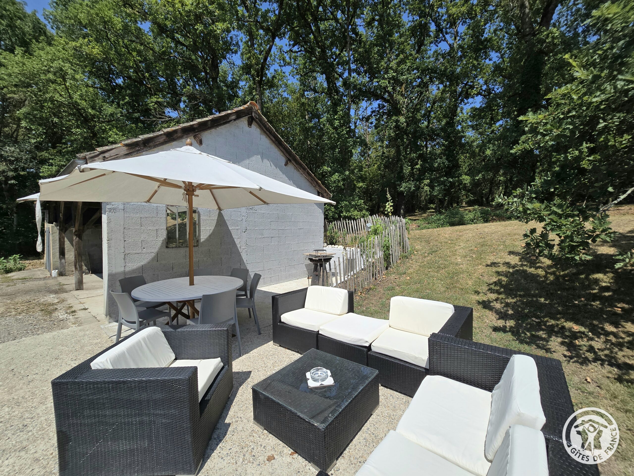 Terrasse privative aménagée du gîte Le Petit Lac