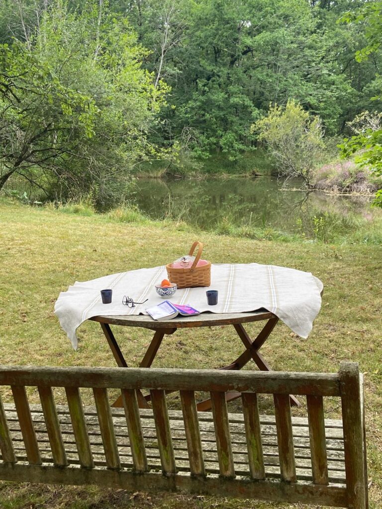 Table de pique-nique privative installée au bord du Petit Lac, accessible depuis le gîte M Papillonne en Périgord Pourpre.