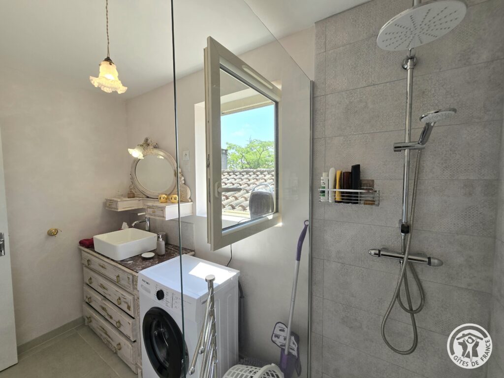Salle d'eau du gîte Le Petit Lac en Périgord Pourpre avec douche à l'italienne et lave-linge