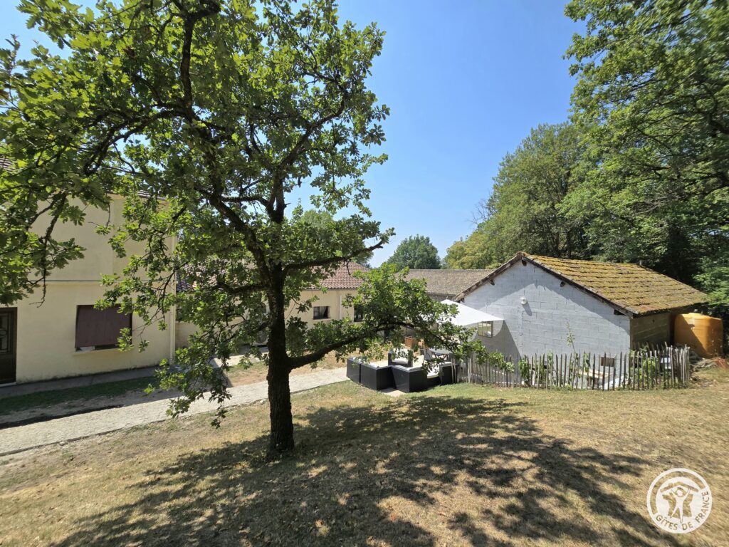 Terrasse privative du gîte Le Petit Lac en Périgord Pourpre