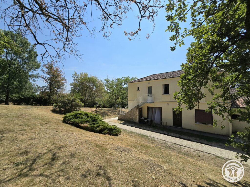 Façade du gîte Le Petit Lac avec son jardin en Périgord Pourpre