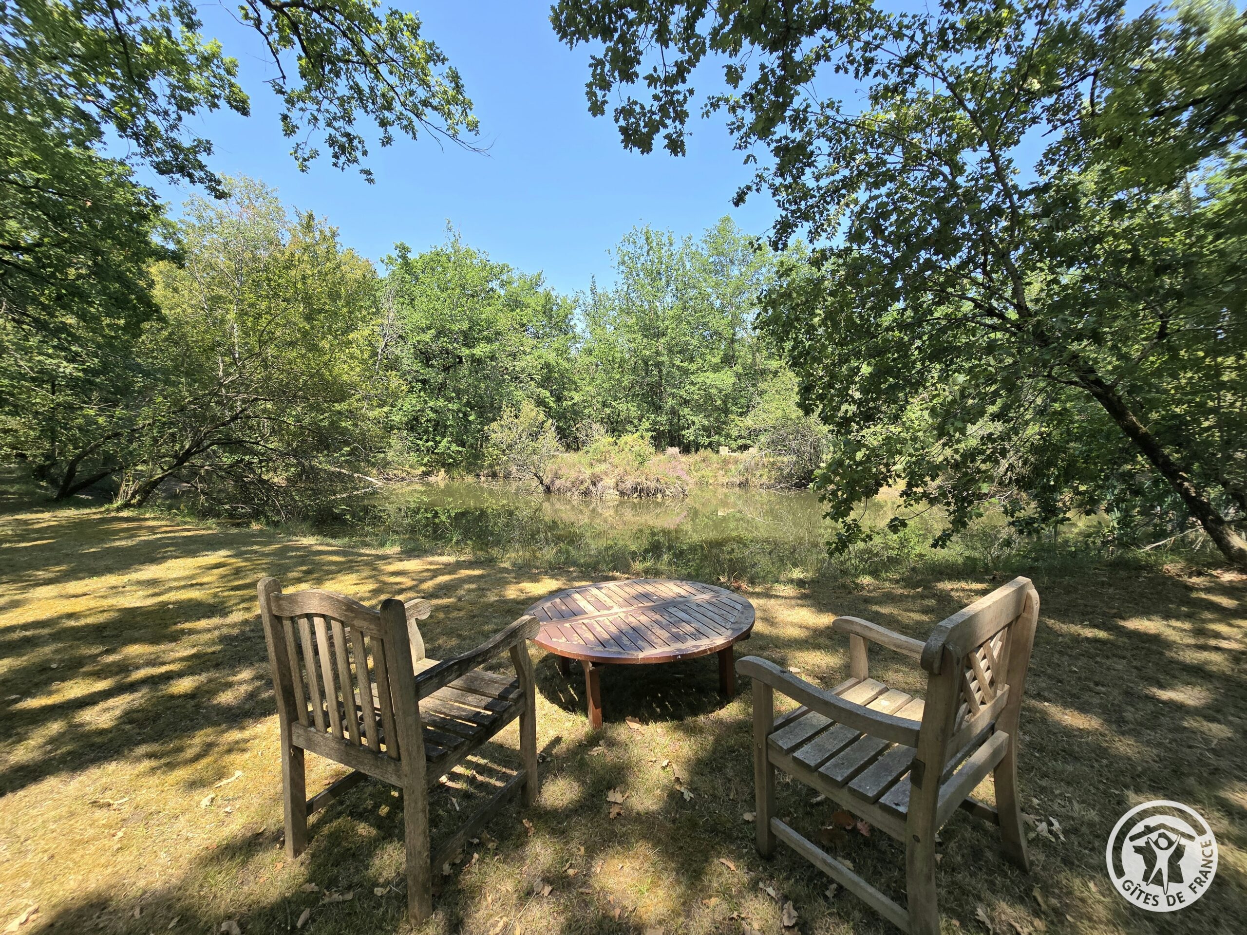 Salon de jardin au bord de l'étang du gîte Le Petit Lac en Périgord Pourpre