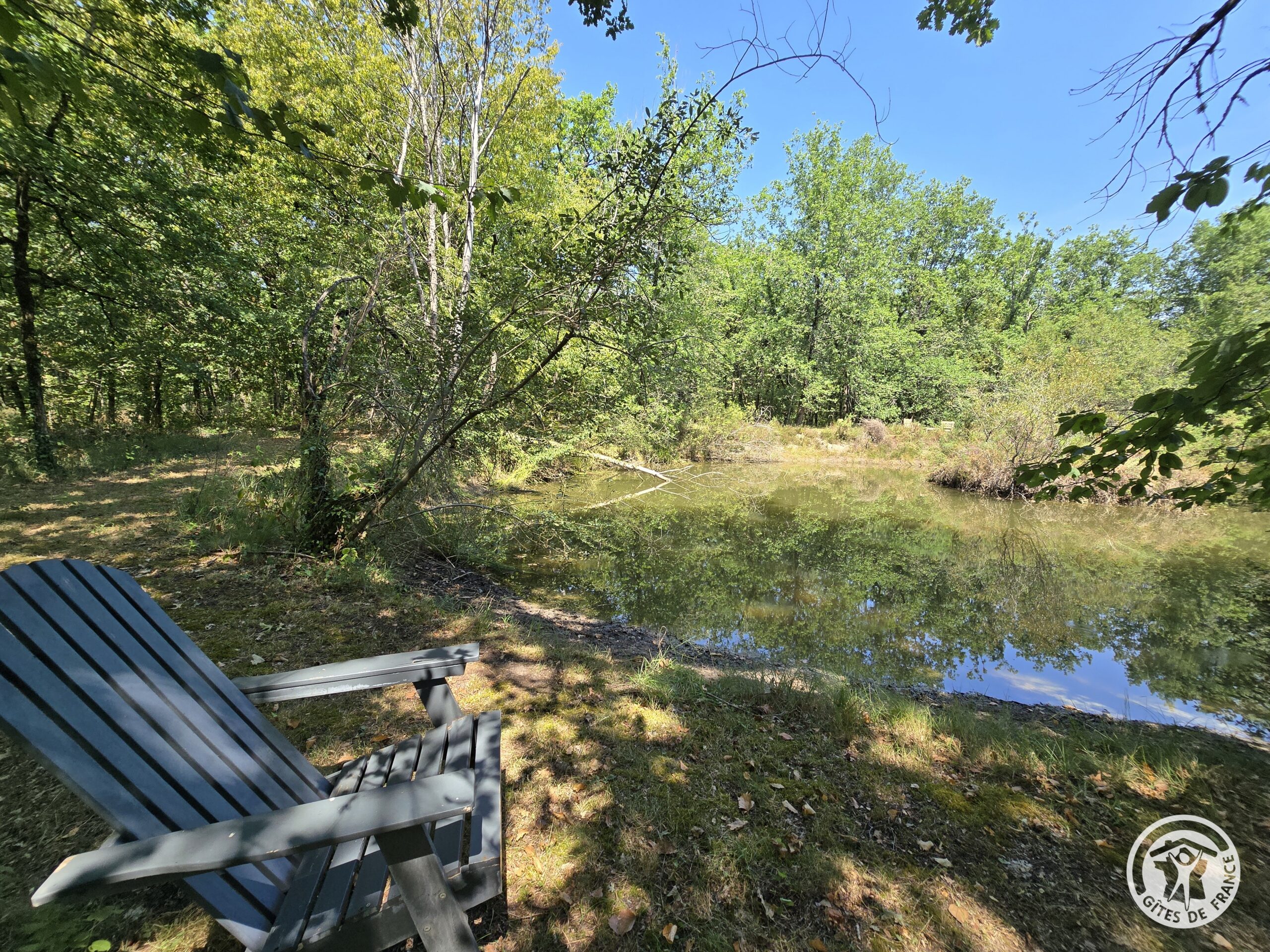 Coin détente face au Petit Lac au gîte Le Petit Lac en Périgord Pourpre