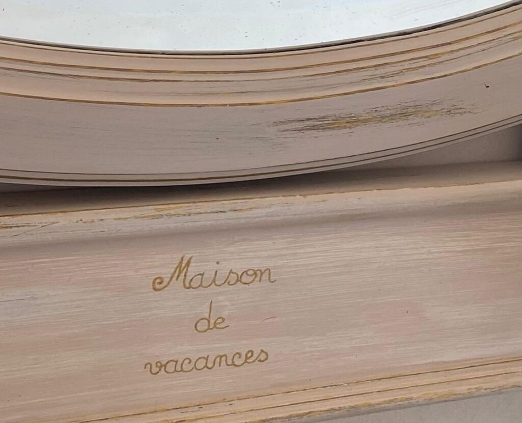 Inscription "Maison de vacances" sur un meuble ancien du gîte Le Petit Lac en Dordogne