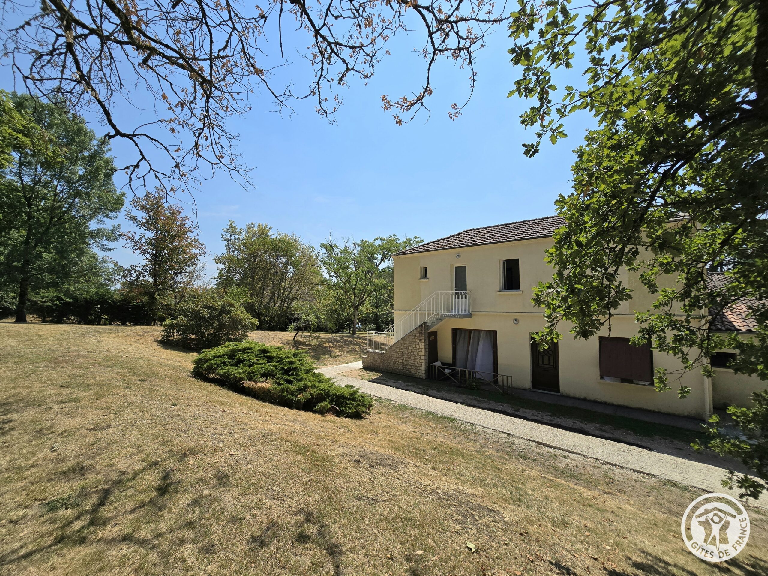 Extérieur du gîte Le Petit Lac et son jardin en Périgord Pourpre