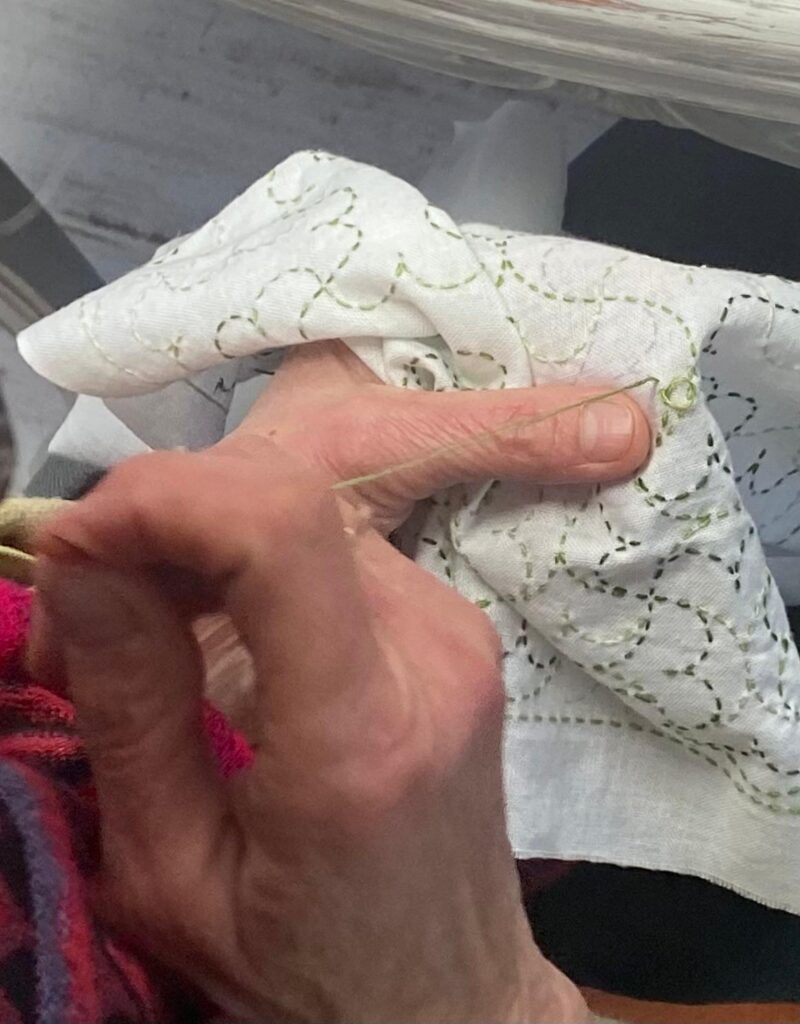 Broderie à la main lors d’un atelier textile en Dordogne
