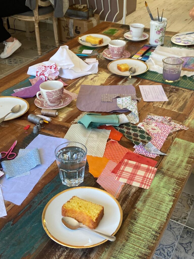 Tissus et matériel sur une table d’atelier textile en Dordogne
