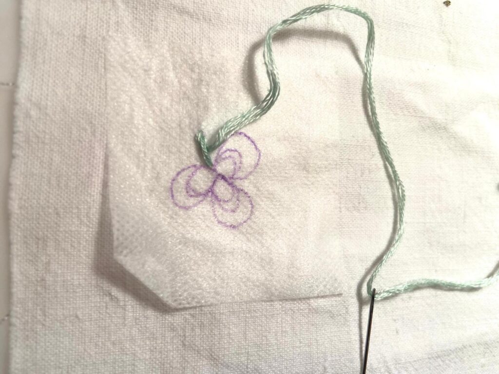 Broderie réalisée à travers un support hydrosoluble