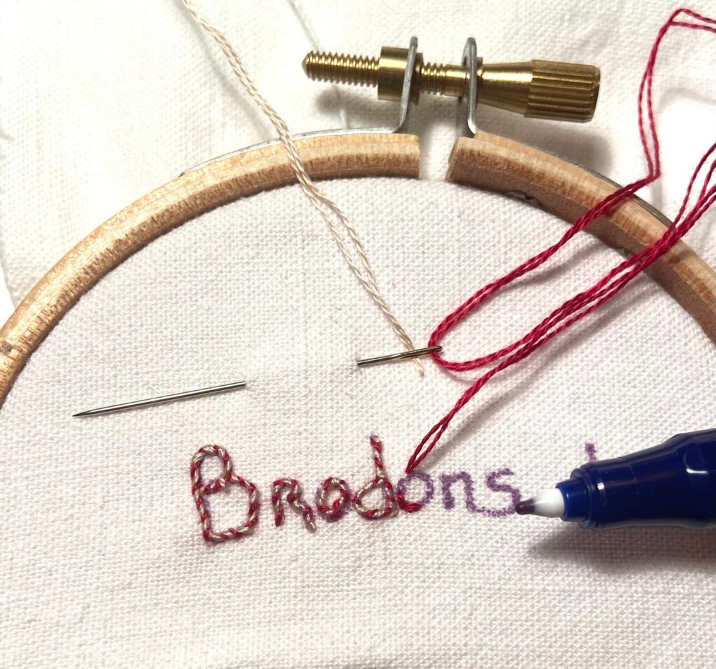 Tracé d’un motif de broderie au stylo effaçable à la chaleur