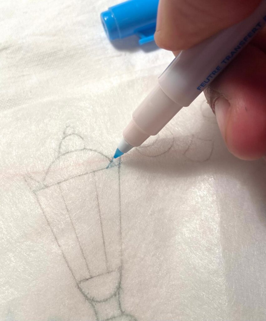 Tracé d’un motif de broderie au feutre effaçable à l’eau